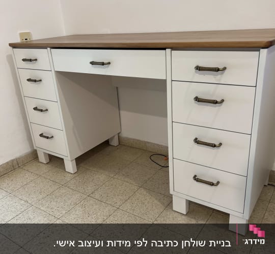 שולחן עבודה עם מגירות וידיות מתכת